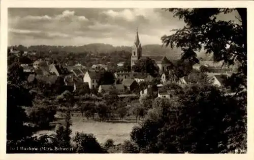 Ak Buckow in der Märkischen Schweiz, Teilansicht vom Ort mit Kirche, Wald