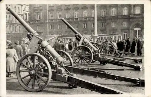 Ak Leipzig, Beutestücke aus dem Polen-Feldzug, Geschütze auf einem Platz