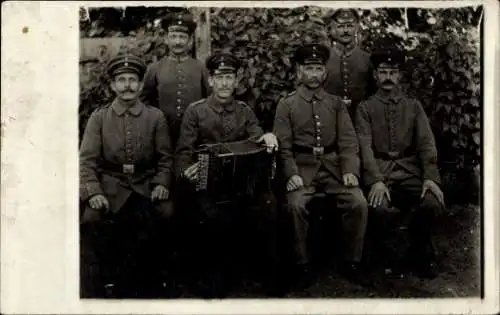Foto Ak Deutsche Soldaten in Uniform, Gruppenbild, Akkordeon