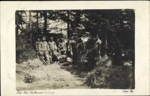 Foto Ak Deutsche Soldaten in Uniform, Bei der Futterverteilung, Feldküche im Wald, Juni 1916