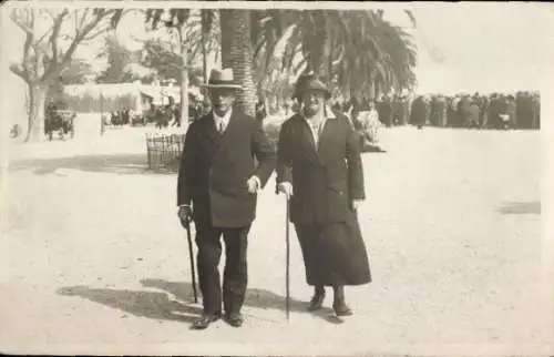 Foto Ak Cannes Alpes Maritimes, Mann und Frau auf der Promenade