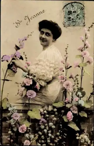 Ak Namenstag, Sainte Jeanne, Frau umgeben von Blumen