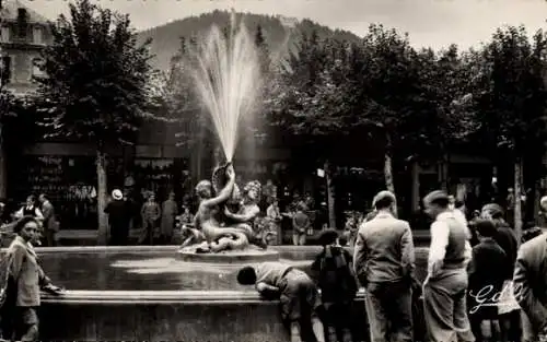 Ak La Bourboule Puy-de-Dôme, Jet d'Eau, Au fond, Plateau, Hotel de Charlanne