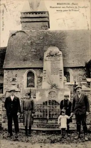 Ak Beauficel Eure, Monument aux Enfants de Beauficel morts pour la France, Gruppenbild