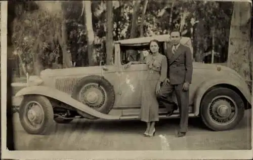 Foto Ak Mann und Frau an einem Automobil 1935