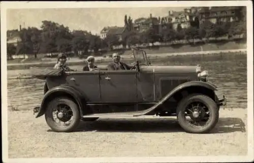 Foto Ak Mann und Frauen in einem Automobil mit offenem Verdeck