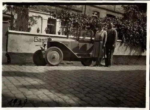 Foto Automobil vor einem Gasthaus