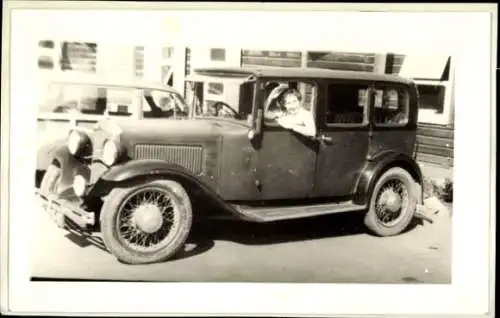 Foto Frau in einem Automobil, Vauxhall