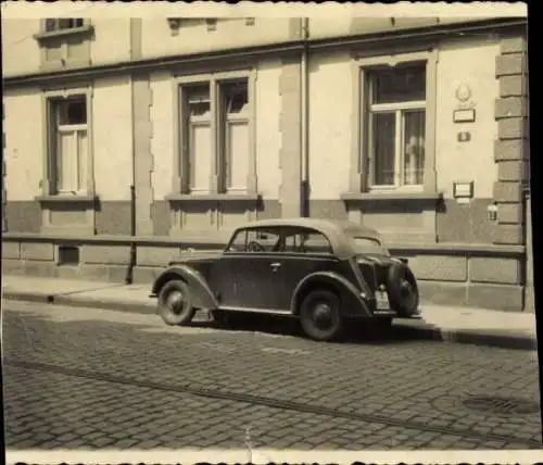 Foto Automobil vor einem Haus