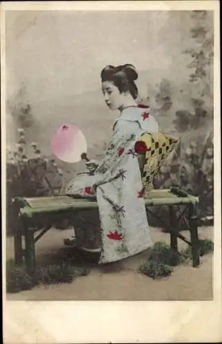 Ak Japan, Frau in japanischer Tracht, Fächer, Kimono, Sitzbank