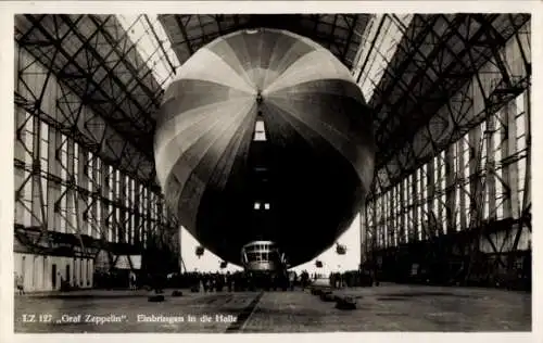 Ak Friedrichshafen am Bodensee, Luftschiff LZ 127 Graf Zeppelin, Einbringen in die Luftschiffhalle