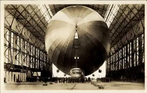 Ak Friedrichshafen am Bodensee, Luftschiff LZ 127 Graf Zeppelin, Einbringen in die Luftschiffhalle