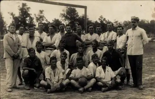 Foto Ak Gruppenportrait der Fußballmannschaft