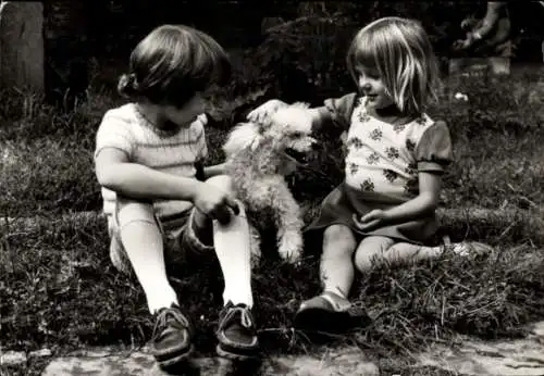 Foto Ak Zwei Kinder und ein Hund, Portrait