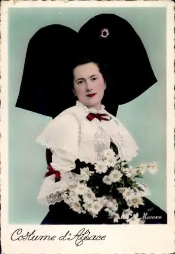 Ak Elsass, Elsässerin in Volkstracht, Portrait, Blumenstrauß