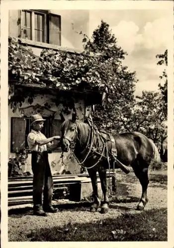 Foto Ak Mann mit Pferd vor einem Haus