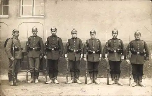 Foto Ak Deutsche Soldaten in Uniformen, Pickelhaube, Bajonett, Kaiserzeit