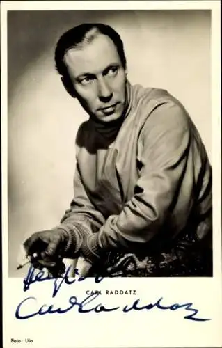 Ak Schauspieler Carl Raddatz, Portrait mit Zigarette, Autogramm