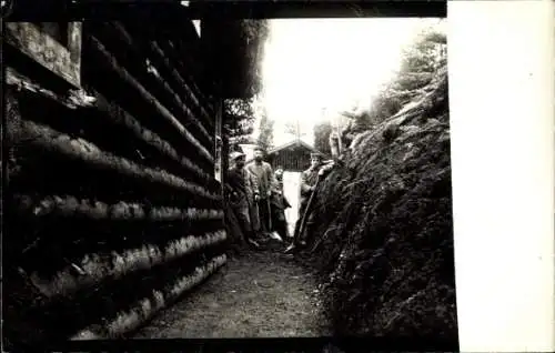 Foto Ak Deutsche Soldaten in Uniformen im Schützengraben, I WK