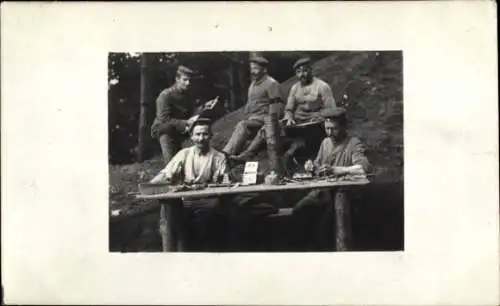 Foto Ak Frankreich, Deutsche Soldaten in Uniformen, I WK