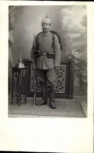 Foto Ak Landshut in Niederbayern, Deutscher Soldat in Uniform, Feldgrau