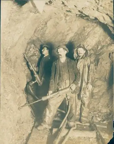 Foto Bergleute im Stollen, Bergwerk