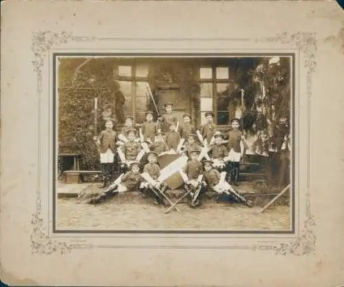 Foto Jungen in Uniformen, Gruppenaufnahme