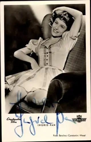 Ak Schauspielerin Ingrid Pan, Portrait im Sessel, Autogramm, Film Hurra - ein Junge