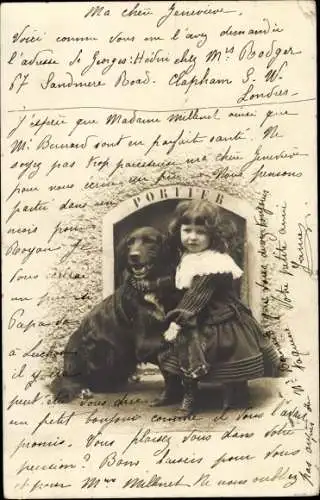 Foto Ak Mädchen mit schwarzem Hund, Portrait