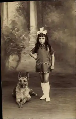 Foto Ak Mädchen mit einem Schäferhund, Portrait