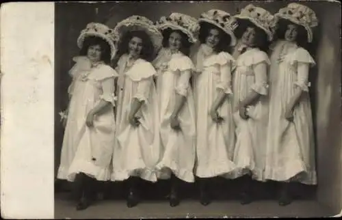 Foto Ak Frauen in weißen Kleidern und Hüten, Portrait