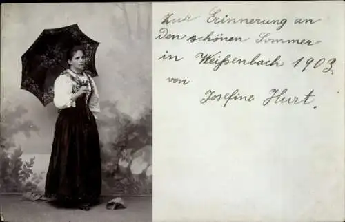 Foto Ak Weißenbach, Portrait einer Frau im Dirndl mit Sonnenschirm, 1903