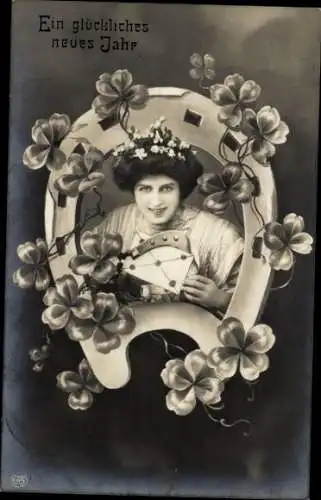 Ak Glückwunsch Neujahr, Frau mit Brief, Hufeisen, Kleeblätter