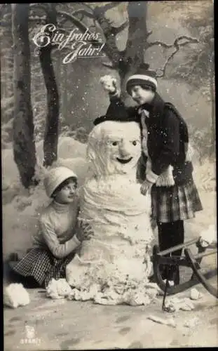 Ak Glückwunsch Neujahr, Mädchen bauen einen Schneemann