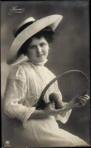 Ak Portrait einer Frau mit Tennissschläger, Allegorie, Juni