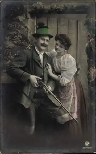 Ak Jäger mit Frau vor einer Haustür