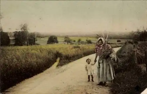 Ak Frankreich, Frau mit Kind, Harke, Landwirtschaft, Felder