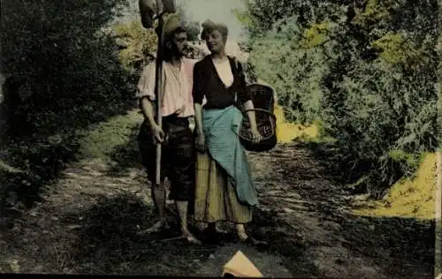 Ak Liebespaar, Bauer mit Werkzeug, Frau mit Korb