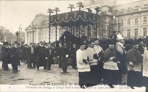 Ak Bruxelles Brüssel, Beerdigung von König Leopold II., Klerus vor dem Trauerwagen