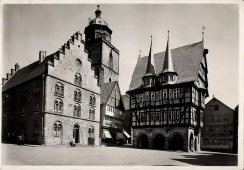 Ak Alsfeld in Hessen, Rathaus mit Weinhaus, Turm der Walpurgiskirche