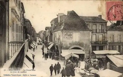 Ak Beaumont Tarn et Garonne, La Grand'Rue, un jour de Marche