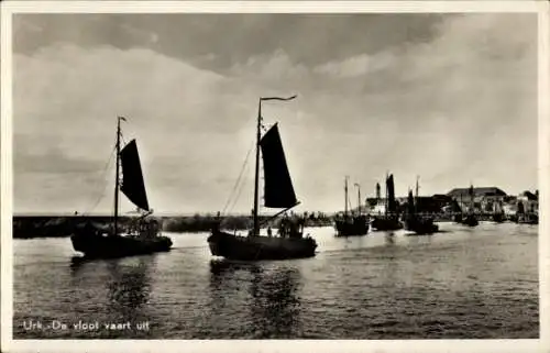 Ak Urk Flevoland Niederlande, Fischerboote bei der Ausfahrt