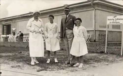 Foto Ak Familienbild, Flughafen, Deutsche Lufthansa AG, Abfertigung