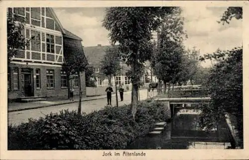 Ak Jork, Schulkinder an einer kleinen Brücke, Wohnhaus