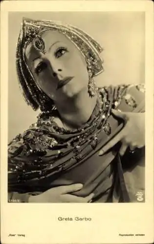Ak Schauspielerin Greta Garbo, Portrait, Kopfschmuck, Ross