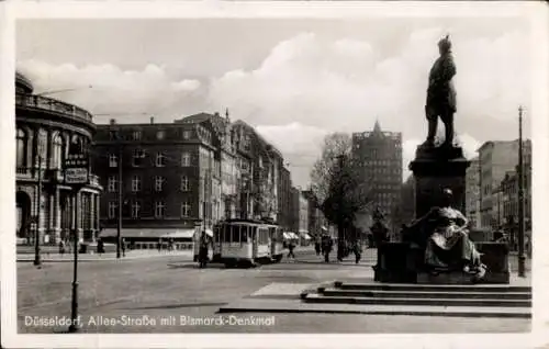 Ak Düsseldorf am Rhein, Hindenburg Wall, Bismarck Denkmal, Straßenbahn Linien 4 und 17, Haltestelle