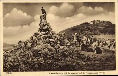 Ak Gersfeld in der Rhön Hessen, Flieger-Denkmal, Berggasthof, Personen