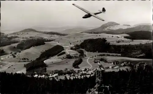 Ak Gersfeld in der Rhön Hessen, Wasserkuppe, Fernsicht, Fliegerdenkmal, Segelflugzeug