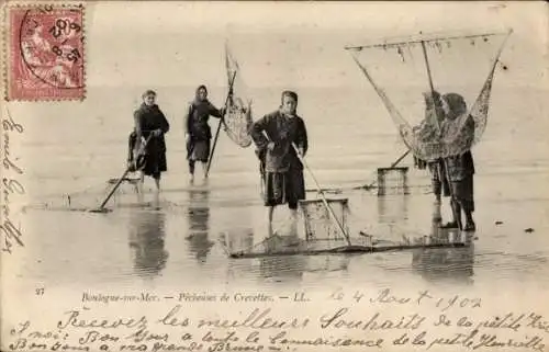 Ak Boulogne sur Mer Pas de Calais, Krabbenfischer am Strand