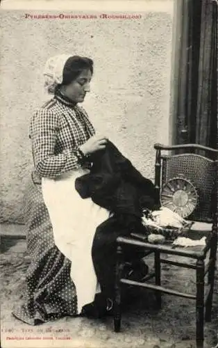 Ak Roussillon Vaucluse, Frau in Tracht bei der Handarbeit